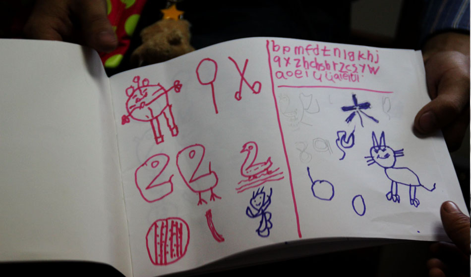 她還記得老師教給她的東西，或許她的畫中隱藏著小小的內(nèi)心深處的期盼。