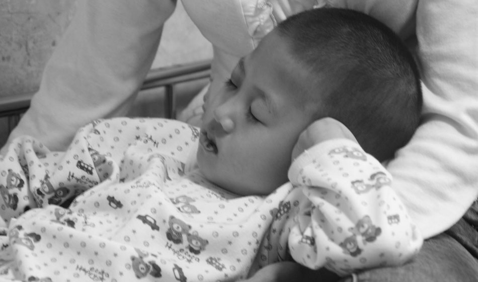 從生病那一天起，媽媽很少下床，她要時(shí)刻陪著小彬嫻，她知道女兒離不開自己。在病床上媽媽就是小彬嫻最安全的避風(fēng)港，就連睡覺也要躺在媽媽的懷里，這樣才安心。