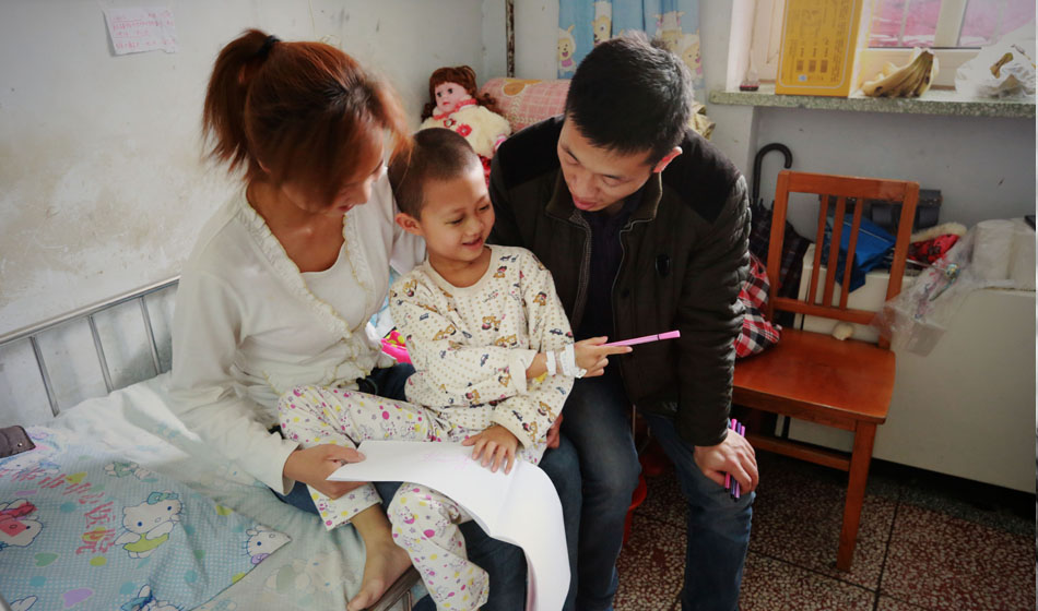 最近一段時(shí)間，小彬嫻似乎意識(shí)到了什么，只要醫(yī)生向她走來，哪怕是哭著她也會(huì)主動(dòng)伸出胳膊，接受每天一次的皮下組織注射，“我不能流血，治好我才能回家?！彼紝W(xué)會(huì)了自我安慰。這個(gè)午后，她拿起愛心人士送給她的畫筆和畫紙開心地玩了起來，爸爸媽媽也終于露出了久違的笑臉，他們必須強(qiáng)忍著壓力給女兒更多的快樂。