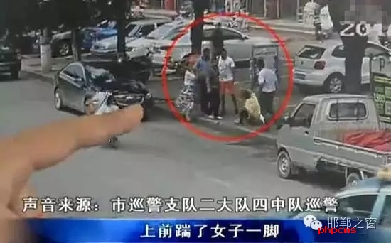 8月5日，市巡警支隊(duì)二大隊(duì)四中隊(duì)巡警在水廠路上巡邏時(shí)，突然一名神色慌張的男子攔下了警車(chē)，男子向巡警說(shuō)他的愛(ài)人被打了。巡警立即查看情況，發(fā)現(xiàn)一名約30歲的女子手捂腹部倒在便道上，巡警立即撥打了110和120。經(jīng)了解得知，受傷女子于某某已懷有兩個(gè)月身孕，于某某的丈夫與男子有經(jīng)濟(jì)糾紛，當(dāng)天男子找于某某的丈夫要錢(qián)，結(jié)果起了爭(zhēng)執(zhí)。巡警從醫(yī)院了解到于某某不幸流產(chǎn)。