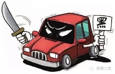 8月3日上午，公交分局接群眾報(bào)警稱，在汽車西站搭乘一輛白色奧拓(黑出租車)時(shí)，被該車司機(jī)持刀搶劫2600元。公交分局迅速組織警力現(xiàn)場勘查、走訪調(diào)查、調(diào)取天網(wǎng)監(jiān)控視頻、尋找嫌疑人蹤跡，經(jīng)大量工作，于次日凌晨6時(shí)許，辦案民警在復(fù)興區(qū)大乘寺附近發(fā)現(xiàn)嫌疑人的活動(dòng)蹤跡。經(jīng)縝密布控，辦案民警在火車站一舉將犯罪嫌疑人張某某抓獲，犯罪嫌疑人張某某對持刀搶劫乘客的犯罪事實(shí)供認(rèn)不諱。