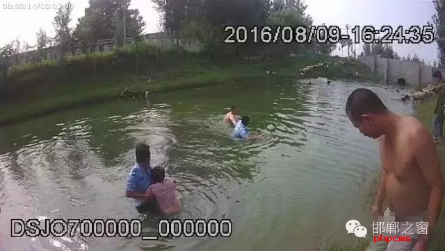 8月9日，邯鄲邱縣新馬頭鎮(zhèn)恒莊村南、駕校南側(cè)河道內(nèi)有一男一女兩人落水，民警接警后迅速趕到現(xiàn)場將二人拖上岸。經(jīng)了解得知，二人系夫妻，當(dāng)日二人開車從家里出來到縣城辦事，路上因瑣事發(fā)生爭吵，車子開到駕校南側(cè)河邊時(shí)，男子氣憤的停下車，跳入河中聲稱要自殺，其妻見狀也跳進(jìn)了河里，要一起去死。