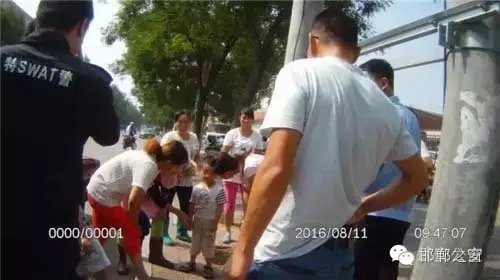 8月11日上午，邯鄲武安市公安局巡特警大隊民警巡邏至富強路北頭格力空調(diào)對面時，發(fā)現(xiàn)一名三歲小男孩獨自一人在路邊哇哇大哭。巡邏民警迅速下車詢問，從他斷斷續(xù)續(xù)的講述中，得知孩子未經(jīng)大人同意，自己跑出來玩，找不到家了，民警經(jīng)多方努力，終于安全把孩子送回家。