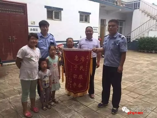 8月份，雞澤縣局店上派出所在開展入戶訪查工作中了解到，2011年，浮東三村村民孟某與外地女子唐某（云南省昭通市人）結(jié)婚，戶口沒有遷移，因是二婚，妻子唐某帶有的三個孩子也跟隨孟某生活，三個孩子均沒有戶口。不幸的是，其妻子唐某在2015年年底因車禍死亡，三個孩子無法取得醫(yī)學(xué)證明，就一直未能申報(bào)戶口。民警在獲悉此情況后，主動上門對這3個無戶口孩子進(jìn)行入戶調(diào)查，經(jīng)過一周的緊張工作，雞澤縣局店上派出所會同縣局戶政股為這3個孩子解決了戶口問題，最終將3個孩子的戶口頁交到孟某手中。