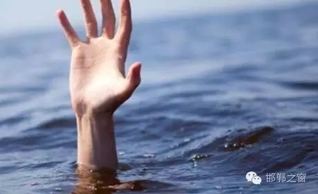 8月11日下午4點(diǎn)左右，邯鄲臨漳縣油房村村主任程艮生像往常一樣在自己負(fù)責(zé)的區(qū)域巡查，在快要接近漳河時，程艮生發(fā)現(xiàn)不遠(yuǎn)處有兩個人在水里撲騰。程艮生用盡全力將兩人救上岸。“兩個孩子才十八九歲，正值大好年華?！被貞浧甬?dāng)時情形，程艮生依然心有余悸。