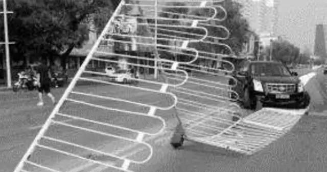 2月13日晚，在河北省邯鄲市渚河路與光明大街交叉口發(fā)生的一起交通逃逸事故。剛輸完液的受害人從羅城頭村口由南向北行駛，正準(zhǔn)備左轉(zhuǎn)時(shí)，卻被迎面而來(lái)的逆行車輛撞飛在地，該司機(jī)并沒(méi)有停車，而是加速向南行駛，瞬間就消失的無(wú)影無(wú)蹤了。 隨后，邯山大隊(duì)事故科的民警趕到現(xiàn)場(chǎng)。查出這輛肇事車輛就在這起事故發(fā)生的三分鐘前，就在位于中華大街渚河路東南角的金業(yè)小區(qū)的停車場(chǎng)，撞斷停車場(chǎng)的欄桿后加速逃離了現(xiàn)場(chǎng)。 而前面的這起事故，應(yīng)該就是該車在逃逸的過(guò)程中行駛到羅城頭附近，撞人后再次逃逸。通過(guò)天網(wǎng)監(jiān)控顯示，這輛轎車拐進(jìn)一小區(qū)后，就一直沒(méi)有出現(xiàn)過(guò)。2月14日凌晨2點(diǎn)05分警車到達(dá)該小區(qū)，經(jīng)過(guò)近半個(gè)小時(shí)的搜索，民警在小區(qū)的一個(gè)角落里找到了這輛肇事車輛。這起發(fā)生在2月13號(hào)的交通肇事逃逸案宣告告破。